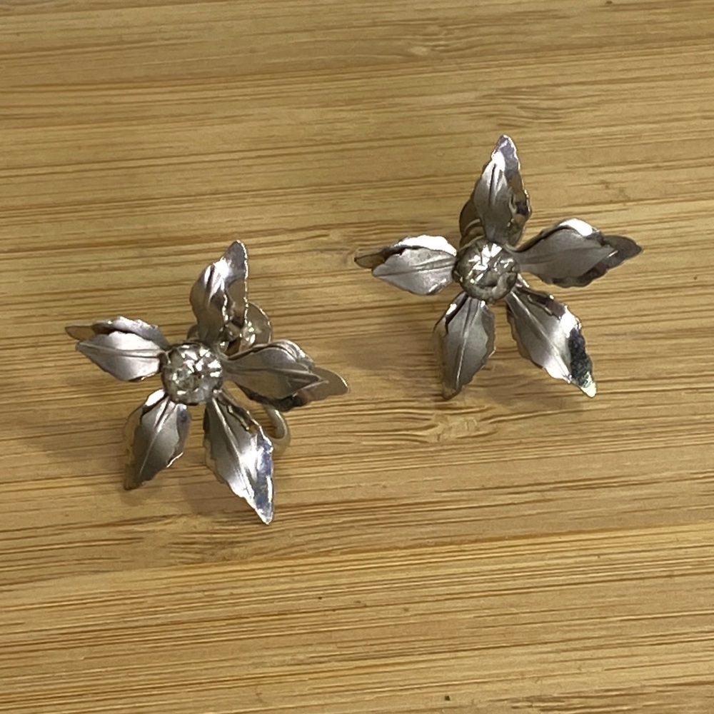 Vintage Designer B.N. Center Gemstone Floral Flower Screw Back Earrings